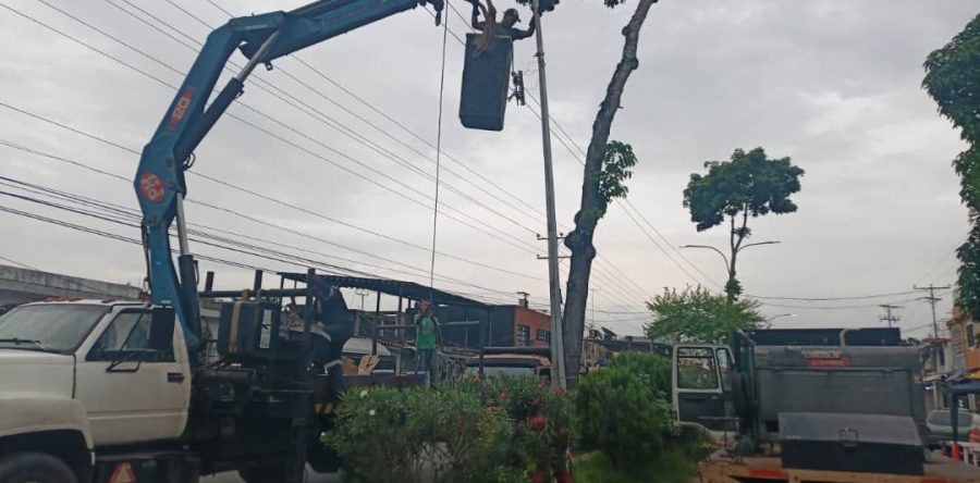 Alcaldía de Maturín repara de inmediato poste en Los Guaritos IV.