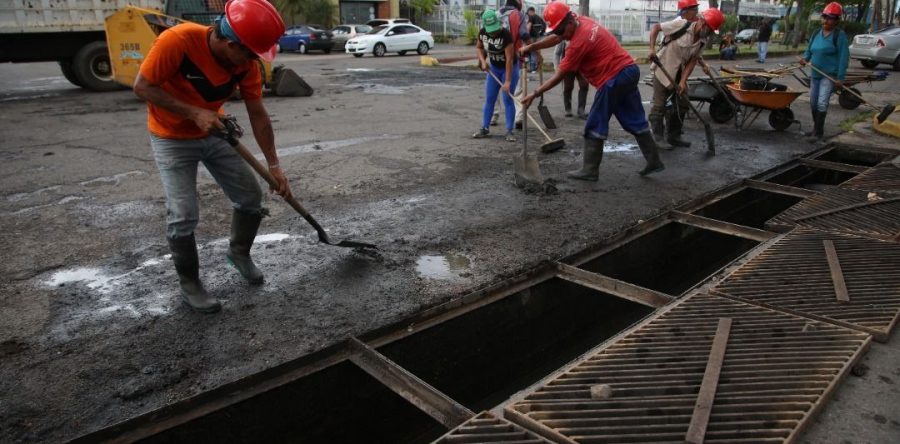 Reparan y sustituyen rejillas en la avenida La Paz de Maturín