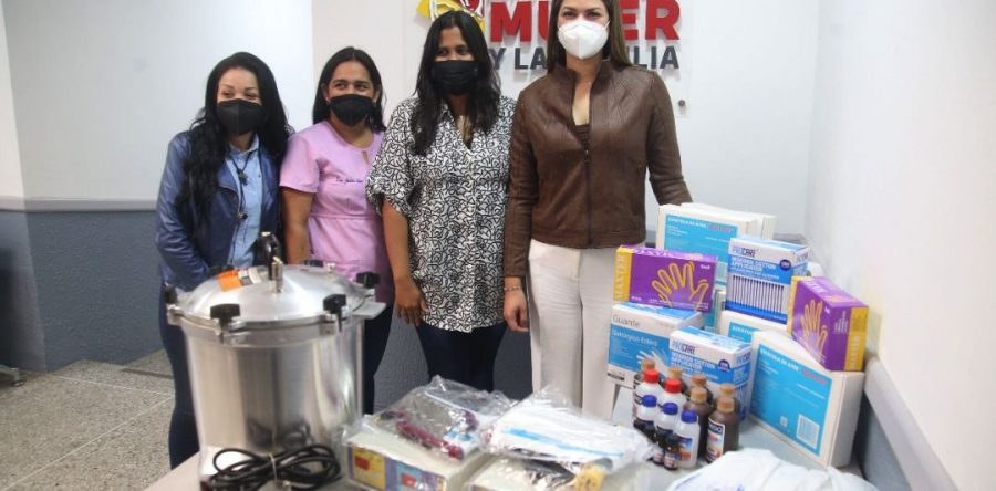 Alcaldesa Ana Fuentes entregó insumos en el Instituto Municipal de la Mujer y la Familia.