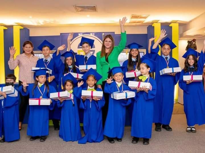 Alcaldesa Ana Fuentes fue madrina de una promoción estudiantil.