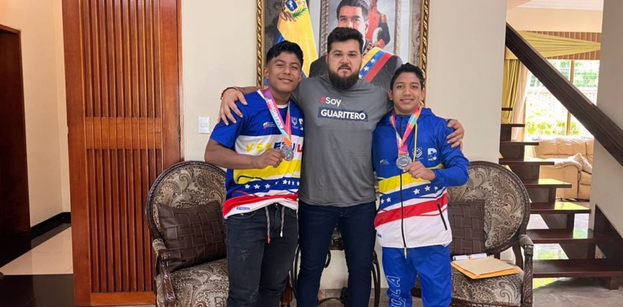 Gobernador Ernesto Luna entrega suplementos nutricionales a atletas monaguenses.