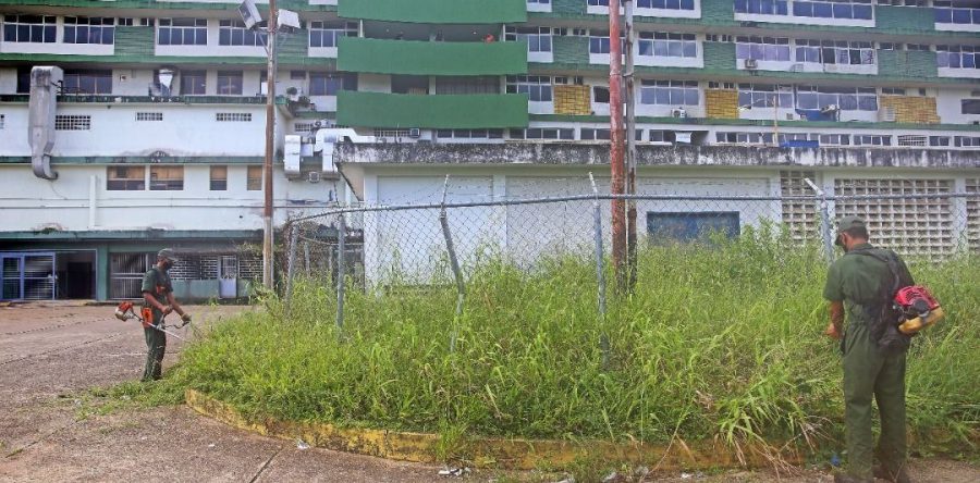 Realizan jornada de desmalezamiento en el Hospital Central de Maturín.