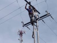 Restablecen servicio eléctrico en Santa Bárbara de Tapirín.