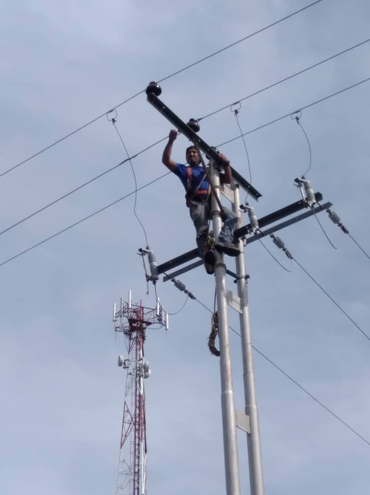 Restablecen servicio eléctrico en Santa Bárbara de Tapirín.