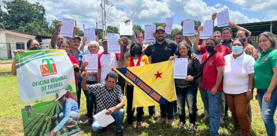 Entregan títulos de adjudicación de tierras a campesinos de Monagas.