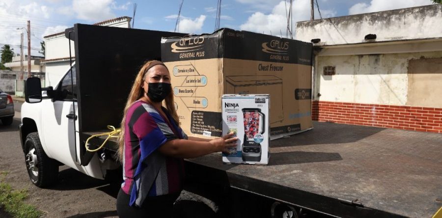 Gobernador Ernesto Luna financia y dota de enseres a emprendedores monaguenses.