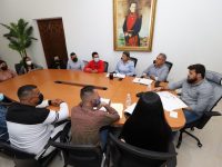 Gobernador Ernesto Luna brinda apoyo a becados por Fundayacucho.