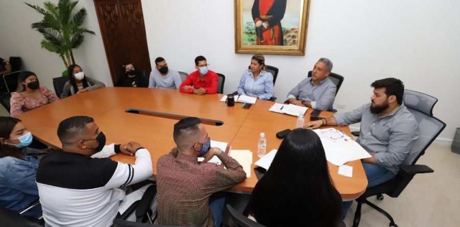 Gobernador Ernesto Luna brinda apoyo a becados por Fundayacucho.