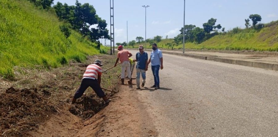 Desmalezan más de 14 kilómetros de la Autopista Santo Domingo de Caicara