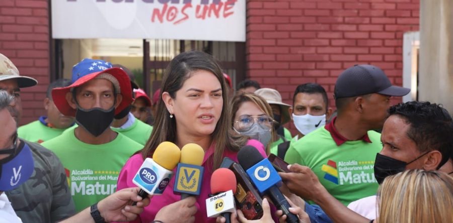 Alcaldesa Ana Fuentes entregó más de 500 uniformes para trabajadores de las cuadrillas.
