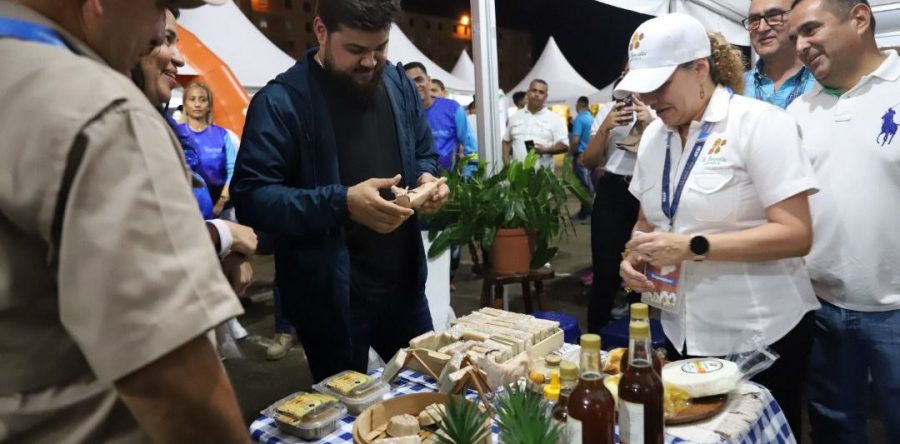 Emprendedores exponen sus productos en la Expo Ovica Monagas 2022.