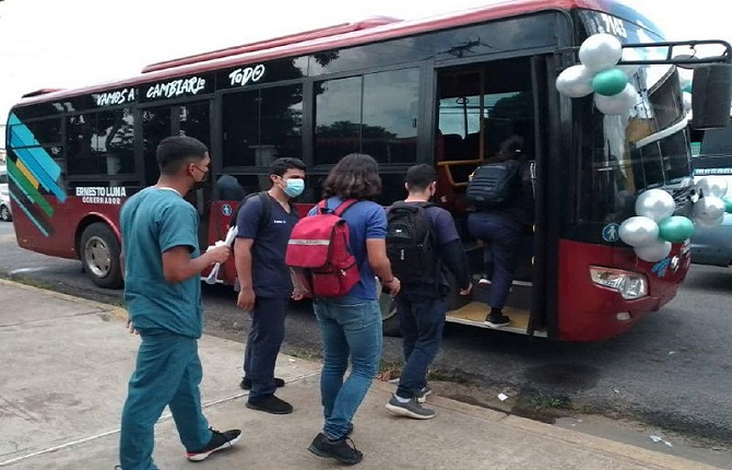 Gobernador Esnesto Luna dispone nueva ruta para estudiantes de la UNERG.