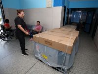 Entregan cuatro acondicionadores de aire al hospital Simón Bolívar de La Cruz.