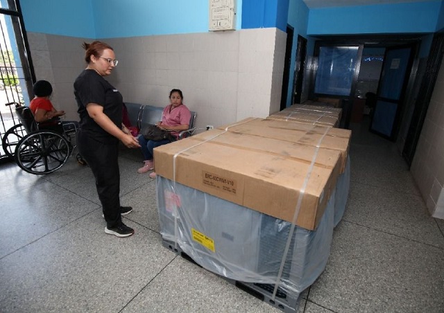 Entregan cuatro acondicionadores de aire al hospital Simón Bolívar de La Cruz.