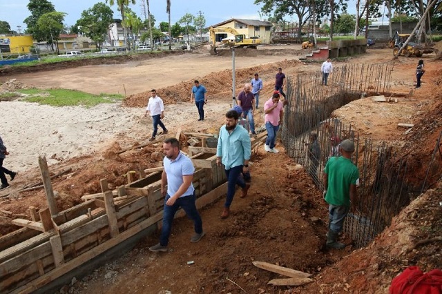 Gobernador Ernesto Luna supervisa avances de la renovación del Polideportivo de Maturín.