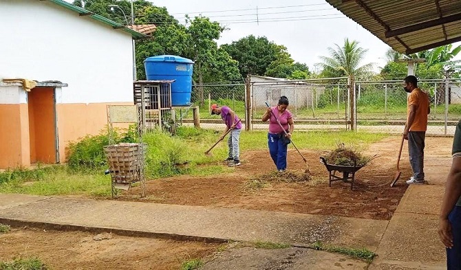 Activan plan de limpieza en centros educativos del municipio Cedeño.