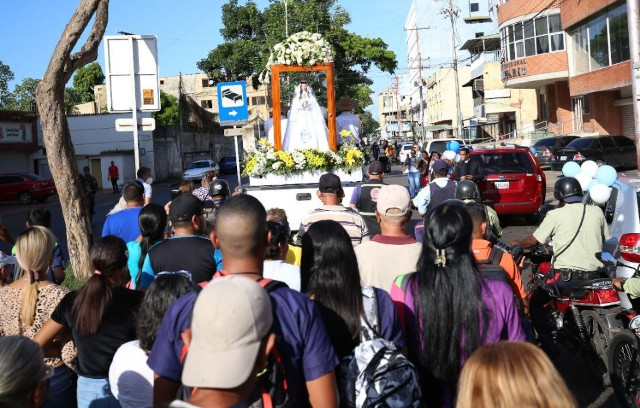 Feligreses reciben réplica de Vallita para su entronización en la Catedral de Maturín