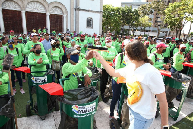 Alcaldesa Ana Fuentes dignifica con uniformes a la tropa de barrido de Maturín