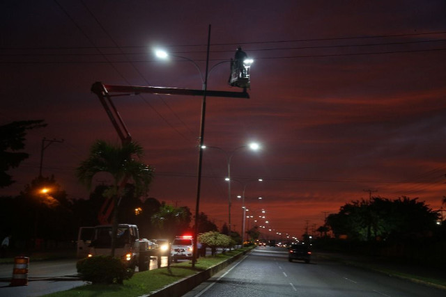 Avanzan trabajos de alumbrado público en la avenida Bella Vista de Maturín
