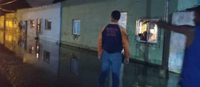 Atienden más de 100 viviendas en Maturín anegadas por lluvias de este domingo