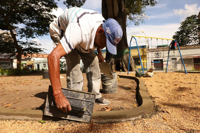 Alcaldía instala parque infantil en la Plaza Piar de Maturín