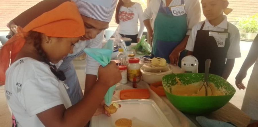 Escuela de Gastronomía de la Gestión Cultural gradúo a 17 mini cocineros.