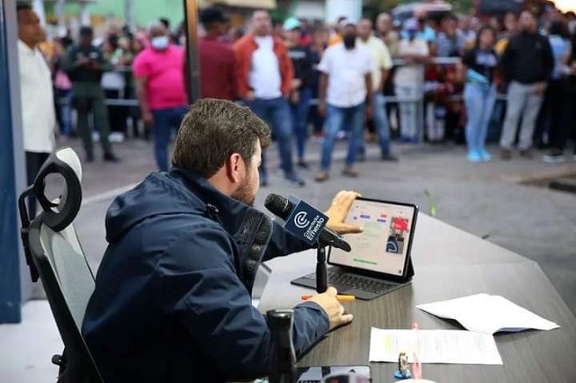 Gobernador Ernesto Luna entrega ambulancia al municipio Cedeño.