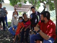 Gobernador Ernesto Luna brinda atención a familias en el municipio Acosta afectadas por crecida del río.
