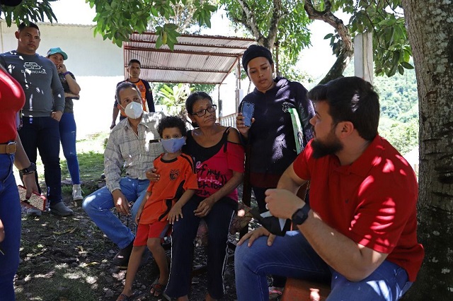 Gobernador Ernesto Luna brinda atención a familias en el municipio Acosta afectadas por crecida del río.
