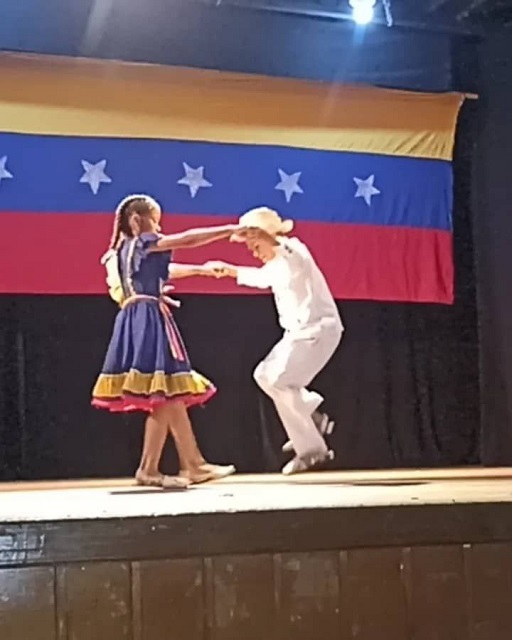 Joroperos de la Escuela “José Alí Moleiro” hacen vibrar la Casa de la Cultura.