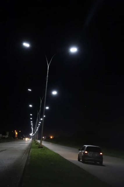 Instalan 495 luminarias en la avenida Bella Vista de Maturín.