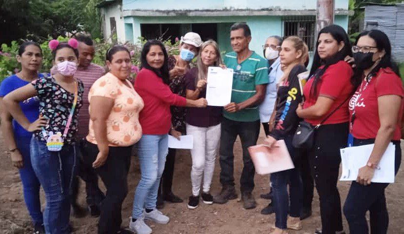 Entregan más de 60 títulos de tierras urbanas en Caicara de Maturín.
