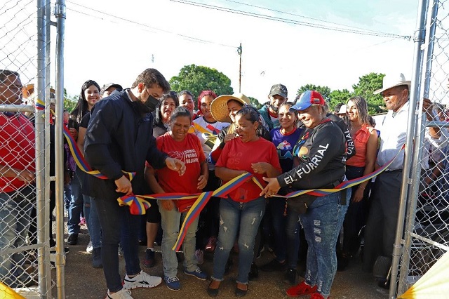 Gobernador Ernesto Luna entrega ciento por ciento rehabilitada cancha de usos múltiples en El Furrial