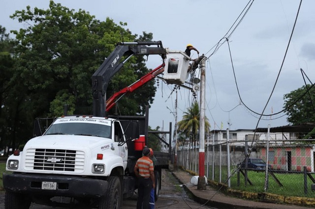 Alcaldía y Corpoelec restablecen servicio eléctrico en la avenida Libertador de Maturín.