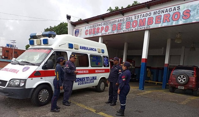 Gobernador Ernesto Luna entregó ambulancia repotenciada a Bomberos de Monagas.