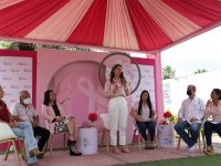 Alcaldesa Ana Fuentes suma esfuerzos en la lucha contra el cáncer de mama.