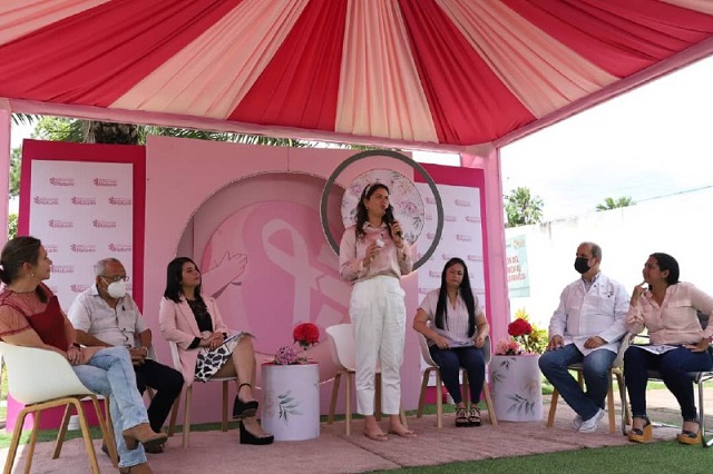 Alcaldesa Ana Fuentes suma esfuerzos en la lucha contra el cáncer de mama.