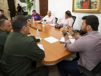 Gobernador Ernesto Luna supervisa cumplimiento del horario para suministro de combustible.