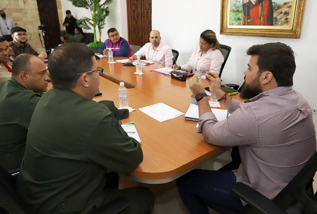 Gobernador Ernesto Luna supervisa cumplimiento del horario para suministro de combustible.
