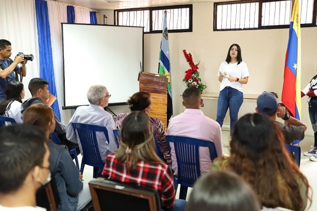 Realizan conversatorio sobre el cáncer de mama en la Unesr.