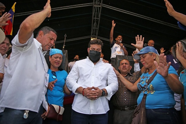 En una demostración de fe el gobernador Ernesto Luna marchó para Jesús.