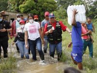 Alcaldesa Ana Fuentes atiende familias afectadas por la crecida del río Amana.