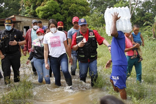 Alcaldesa Ana Fuentes atiende familias afectadas por la crecida del río Amana.