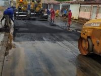 Gobernación y Alcaldía de Maturín colocan 190 toneladas de asfalto en el sector Los Jabillos.