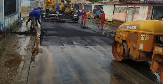 Gobernación y Alcaldía de Maturín colocan 190 toneladas de asfalto en el sector Los Jabillos.