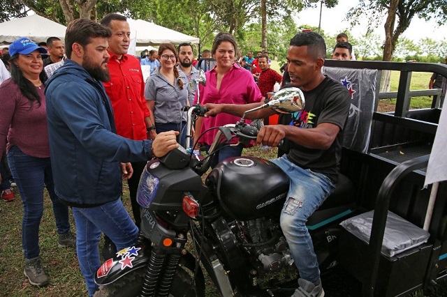 Gobernación, alcaldía de Maturín y Banco Bicentenario entregan 90 financiamientos a conuqueros y motorizados.