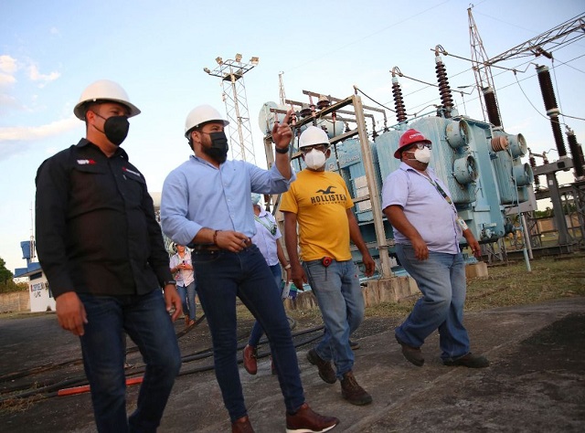 Gobernador Ernesto Luna supervisa trabajos de mantenimiento en subestación La Paz.