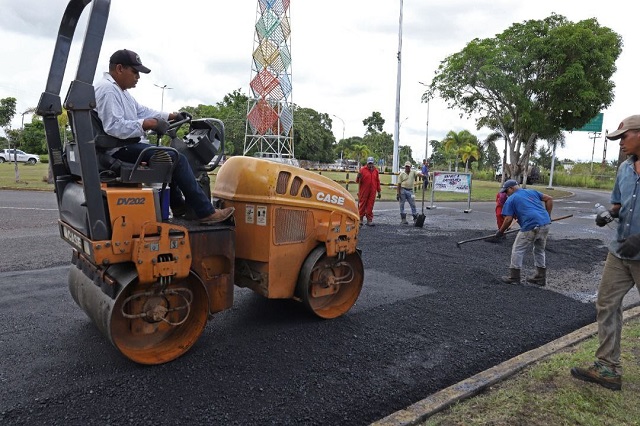 Colocan 16.5 toneladas de asfalto en la vía principal de Las Cocuizas en Maturín.