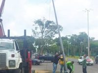 Alcaldía de Maturín sustituye poste derribado en accidente de tránsito en la av. Raúl Leoni.