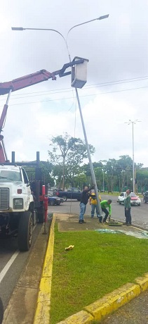 Alcaldía de Maturín sustituye poste derribado en accidente de tránsito en la av. Raúl Leoni.